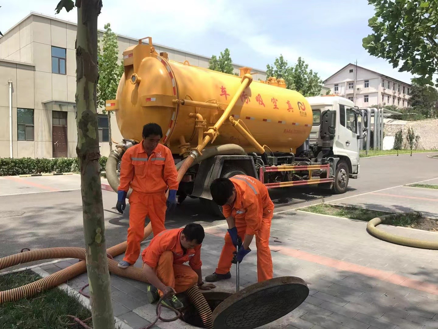 江源管道疏通车停在窨井附近