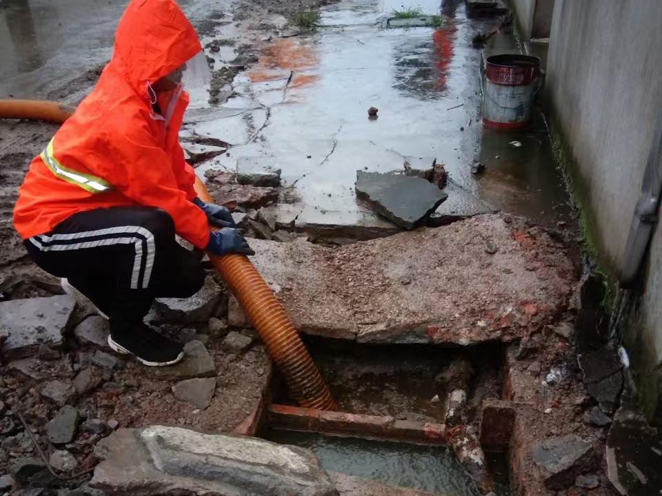 江源专业清理污水池 炜誉市政以规范流程守护城市 “肠道”